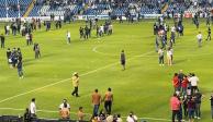 Pelea campal entre aficionados de Querétaro y Atlas suspende juego entre ambos