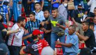 Aficionados del Querétaro y del Atlas riñen durante un partido de la Liga MX, en el Estadio Corregidora.