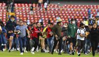 Aficionados invaden la cancha del Estadio Corregidora en el segundo tiempo del juego de la Fecha 9 de la Liga MX entre Querétaro y Atlas.