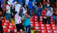 Fan del Atlas intenta calmar a su abuelo, durante la pelea en el Estadio Corregidora.