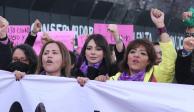 Mujeres del PRD se manifiestan frente a Palacio Nacional.