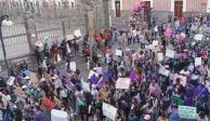 Imagen de mujeres que marcharon este 8M en Puebla para exigir un alto a la violencia de género y los feminicidios.