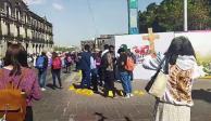 Feligreses lanzan agua bendita contra feministas en Toluca.