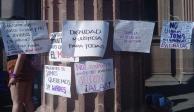 Mujeres realizan tendedero de denuncias en Nuevo León.