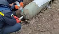 Dos ucranianos desactivan una bomba con ayuda de una botella de agua y unos guantes.