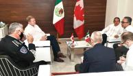 Carlos Joaquín, gobernador de Quintana Roo (izq.) y Graeme C. Clark, embajador de Canadá en México (der.).