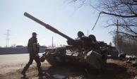 Miembros del ejército ucraniano se ven cerca de un tanque, en medio de la invasión de Rusia en Ucrania, cerca de Kiev.