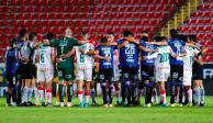 Jugadores del Necaxa y Querétaro, fundidos en un abrazo en su mensaje por la paz en la Liga MX.