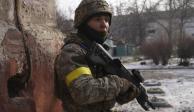 Soldado ucraniano en Mariupol, Ucrania, después de que las fuerzas de Rusia tomarán las afueras de la ciudad.