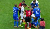 Jugadores de Cruz Azul y Pumas se hicieron de empujones en la recta final del partido.