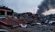El humo se eleva en medio de los edificios dañados tras un ataque a la base militar de Yavoriv, ​​mientras continúa la invasión rusa en Ucrania