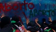 Colectivo feminista marchando en la Ciudad de México a favor del aborto