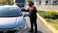 Policía de tránsito municipal, entrega información a conductor