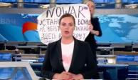 La mujer interrumpió el noticiero con un mensaje de protesta contra la guerra en Ucrania.&nbsp;