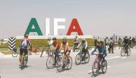 Ciclistas recorriendo el Aeropuerto Internacional Felipe Ángeles (AIFA).
