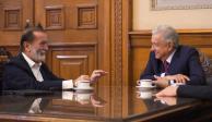 El productor Epigmenio Ibarra (Izq.) en conversación con el Presidente Andrés Manuel López Obrador (Der.).