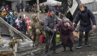 Ciudadanos ucranianos huyen de su país ante los ataques de fuerzas rusas.