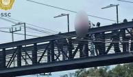 Mujer intenta quitarse la vida en puente de Coyoacán; recibe auxilio de policías de la SSC.