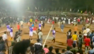El desplome de una grada de un estadio en la India dejó más de 200 heridos.