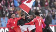 Jugadores de Canadá festejan su clasificación a Qatar 2022 después de vencer 4-0 a Jamaica.