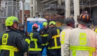 Elementos del Departamento de Bomberos de Boston laboran en el lugar donde ocurrió el derrumbe del estacionamiento