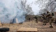 Soldados ucranianos disparan sus armas durante un ejercicio de entrenamiento el martes 29 de marzo de 2022