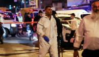 Expertos forenses de la policía israelí trabajan en la escena de un ataque en el que un hombre armado mató a al menos cinco personas en una calle principal de Bnei Brak, en Israel.