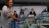 La senadora Xóchitl Gálvez presentó la versión Lego de la “casa gris”, ayer, en conferencia de prensa.