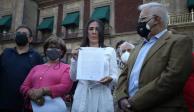 La hija de Rosario Robles leyó la carta frente a Palacio Nacional.