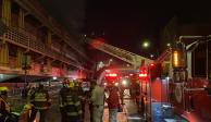 Bomberos de Jalisco arribaron al lugar para controlar el incendio en el mercado.