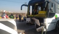Autobús choca contra muro de contención en la autopista México-Pachuca