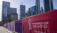 En la imagen, vista de la cerca que rodea el Centro de Exhibiciones y Congresos donde se celebra el sorteo del Mundial de la FIFA Qatar 2022.