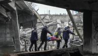 Rescatistas ucranianos rescatan a una mujer de entre los escombros de un puente destrozado, cerca de Kiev.
