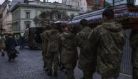 Soldados de Ucrania llevan el ataúd del teniente Oliynyk Dmytro, después de morir en acción contra Rusia.