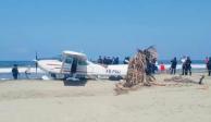Avioneta hace aterrizaje en Playa Linda, Ixtapa Zihuatanejo