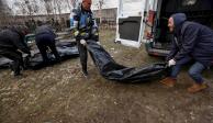 Ucranianos trasladan los cadáveres de civiles asesinados por tropas enemigas