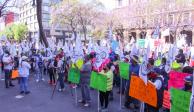 Manifestantes a favor de la Ley Eléctrica, ayer, afuera de la Suprema Corte.