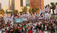 Cientos de simpatizantes de Morena se dieron cita en el Monumento a la Revolución para la Asamblea Informativa de la Reforma Eléctrica.