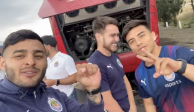 Jugadores de Chivas se tomaron fotos con algunos aficionados en la carretera rumbo a Toluca.