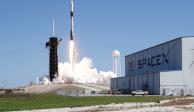 El cohete Falcon 9 despega desde Cabo Cañaveral, Florida, ayer.