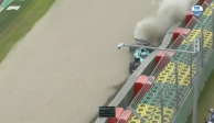 Momento exacto en el que Sebastian Vettel estrella su Aston Martin contra el muro de contención en la tercera práctica del Gran Premio de Australia de F1.