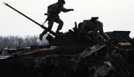 Soldados ucranianos inspeccionan un tanque ruso destruido, el jueves pasado.<br>*Esta columna expresa el punto de vista de su autor, no necesariamente de La Razón.<br>