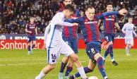 Pedri (morado) pelea un balón en el partido de ayer ante el Levante-