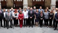 Gobernadores de la 4T, funcionarios y políticos morenistas, tras la reunión que sostuvieron con el Presidente en Palacio Nacional, ayer.