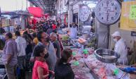 Los pasillos de la zona de mariscos de la Central de Abasto lucieron saturados de compradores, ayer.