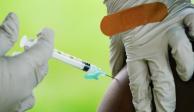 Trabajador de la salud administra una dosis de la vacuna Pfizer contra COVID-19