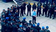 Omar García Harfuch con policías de Tlatelolco