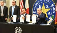 Los gobernadores de Tamaulipas y Texas, muestran los acuerdos firmados ayer.