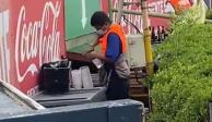 Captan a vendedor rebajando cerveza con agua en el Tigres vs Toluca de la Liga MX