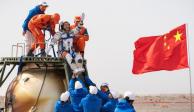 Astronauta de China, Zhai Zhigang, al salir de una cápsula de retorno después de la misión espacial.